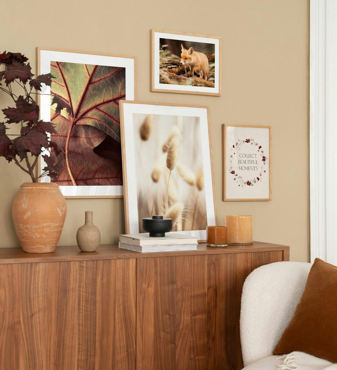 Az Ön nappalija vagy előszobája számára meghívó galéria fal létrehozása: Meleg tónusok harmonizálása elegáns tölgyfa kerettel