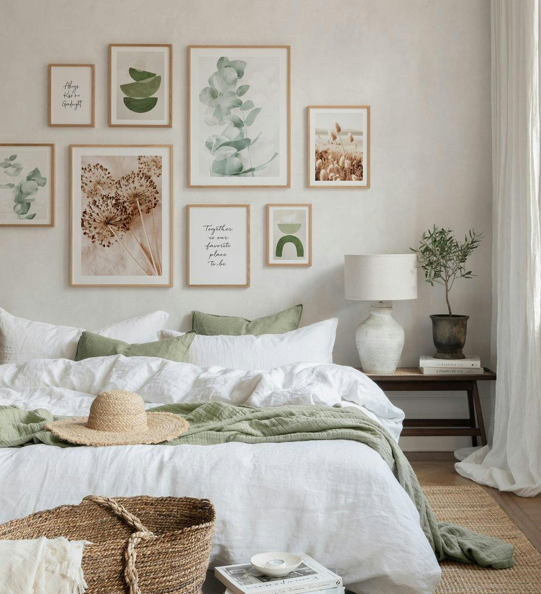 Botanisk bildevegg av naturplakater i beige og grønne farger med eikerammer til soverommet