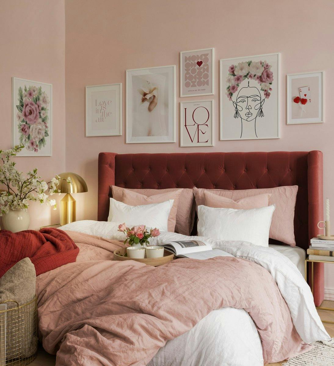 Perete de galerie roz si romantic cu rame din lemn alb pentru dormitor