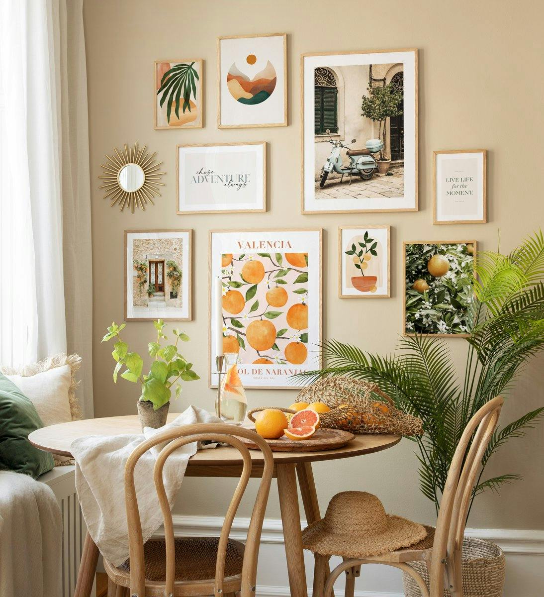Stylish gallery wall for your kitchen. Get inspired by these trendy posters and oak frames and renovate your home!
