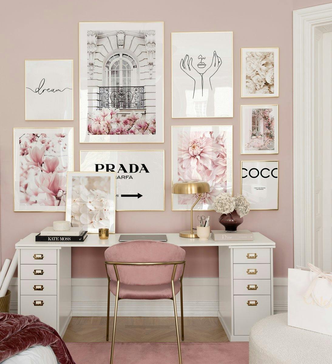 Rózsaszín galériafal kiváló minőségű divatmárkákkal, amelyek arany keretben pompáznak, és tökéletesek az otthoni irodába.