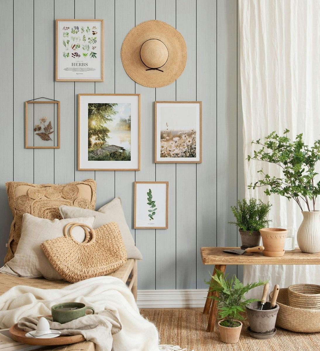 Naturtavelvägg med rogivande inslag av botaniska posters och fotografier med ekramar för vardagsrummet eller hallen