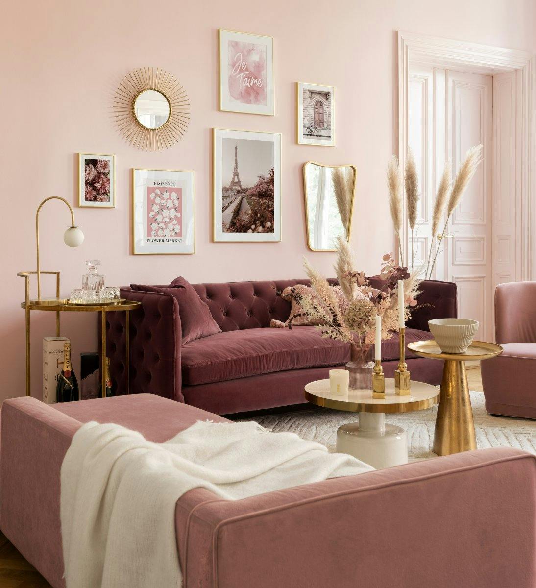 Romanttinen Pariisin galleriaseinä vaaleanpunaisella ja kultaisilla kehyksillä olohuoneeseen