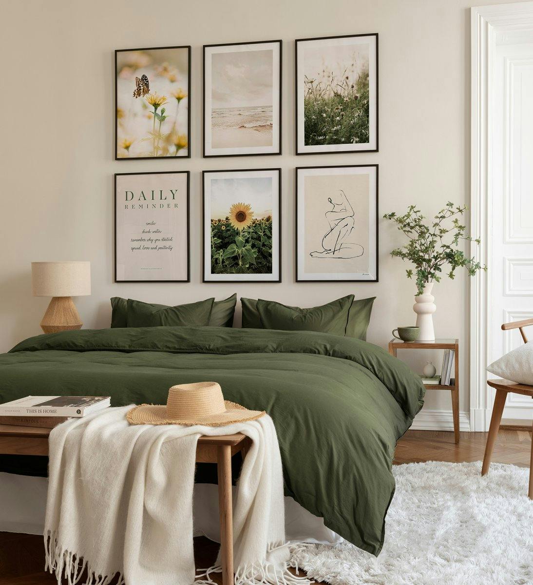 Una bellissima galleria a parete con motivi naturali in verde, ideale per la camera da letto con cornici in legno nero.