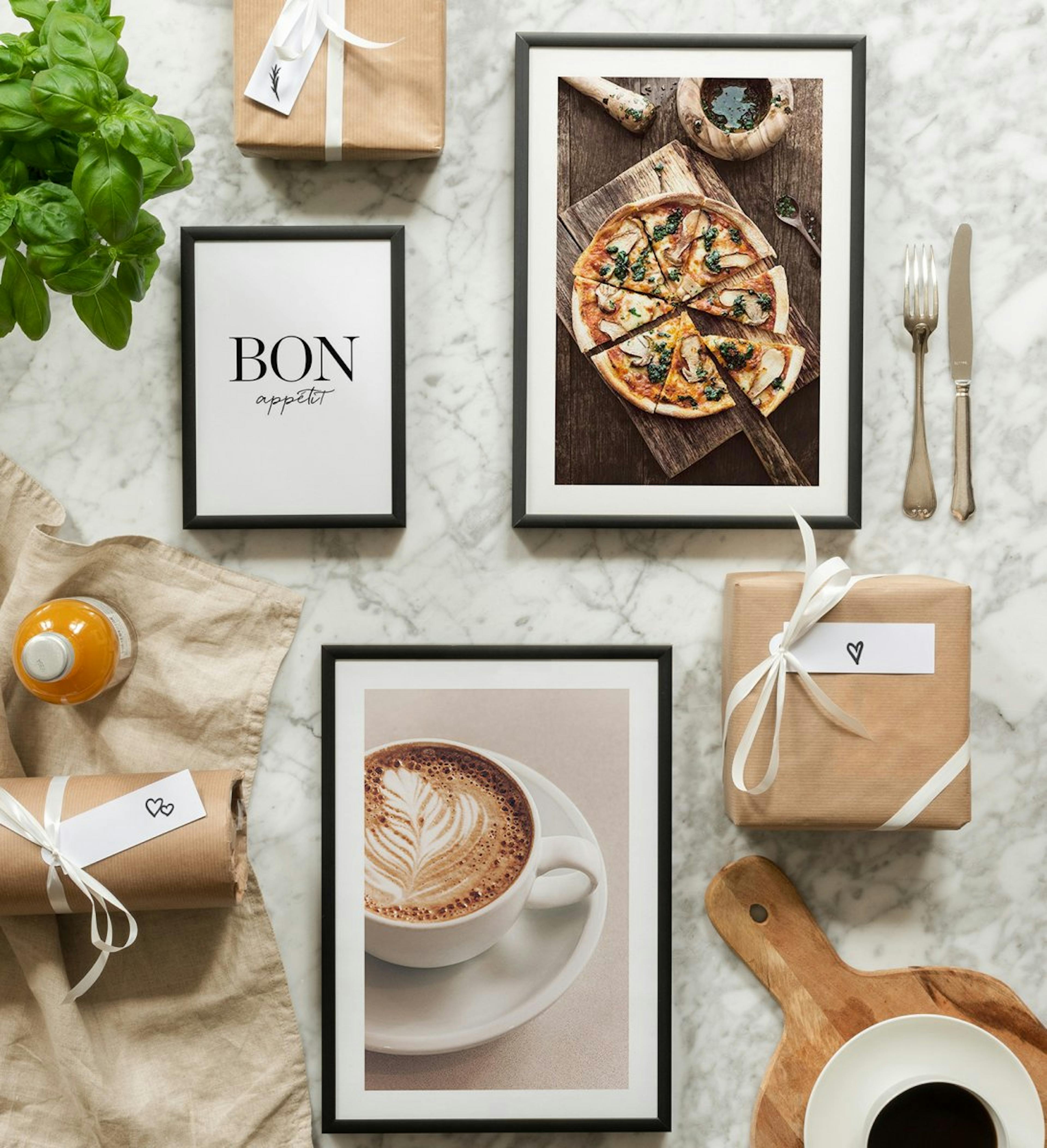 Fotowand met heerlijke keukenkunstposters met foto's van eten en drinken en quotes met donkere metalen kaders. Het perfecte cad