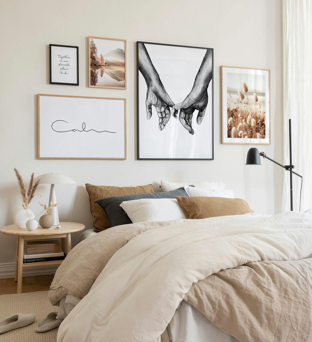 Moderne og trendy bildevegg med naturplakater kombinert med akvarell- og sitatplakater med eik og svarte trerammer til soveromme