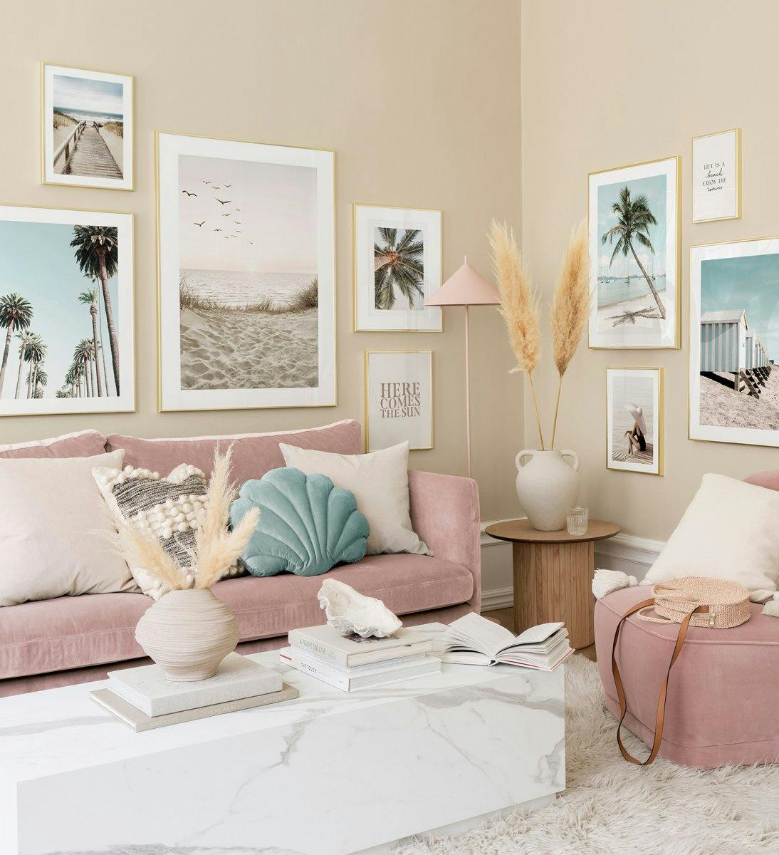 Trendy nástěnná galerie s barevnými plakáty ve zlatých rámečcích pro stylový obývací pokoj.
