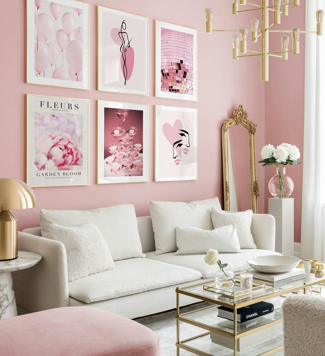 Rózsaszín és romantikus galériafal illusztrációkból és fényképekből arany keretekkel a nappaliban