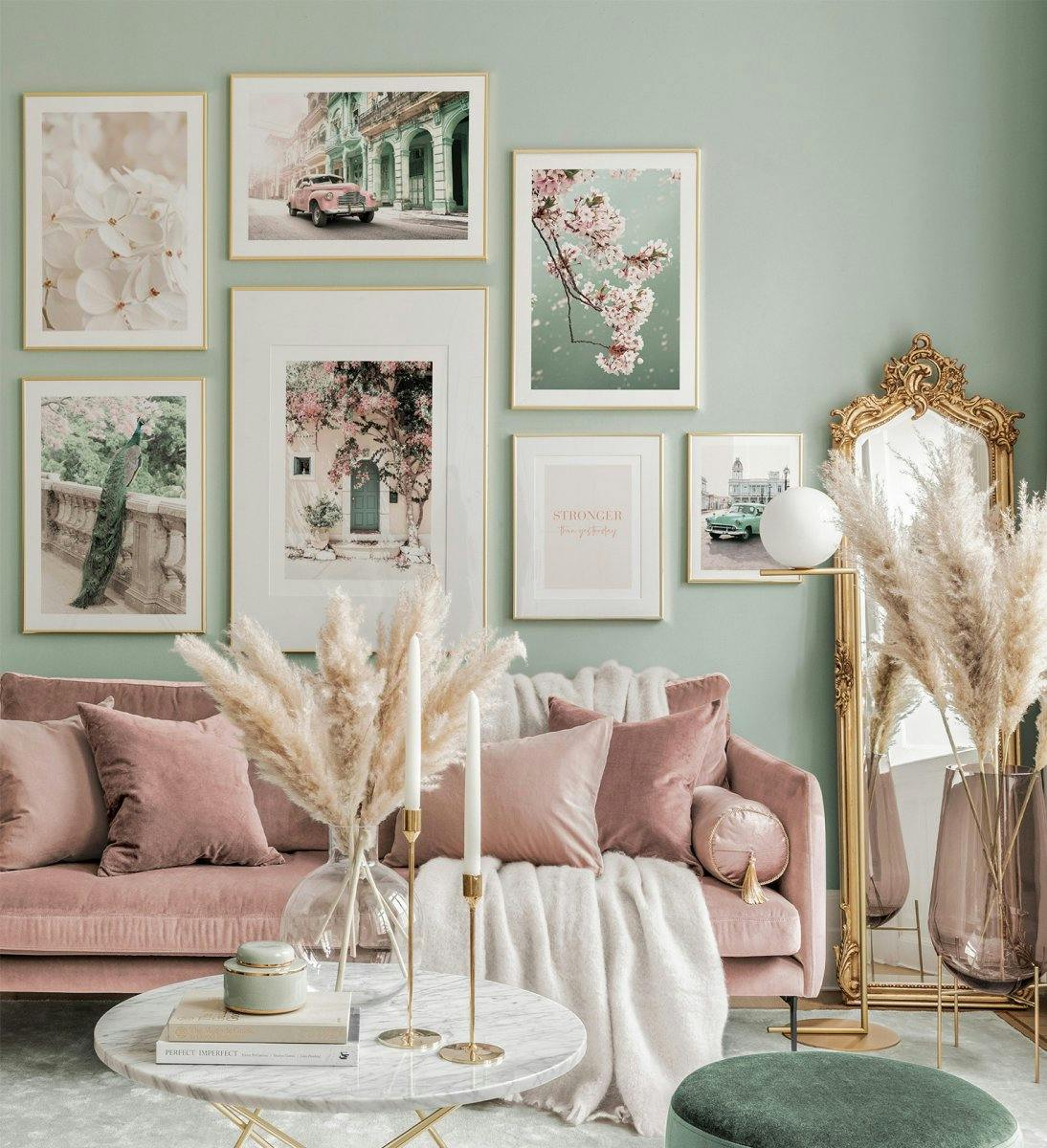 Botanisk gallerivegg i rosa grønn og beige med gyldne rammer til stue