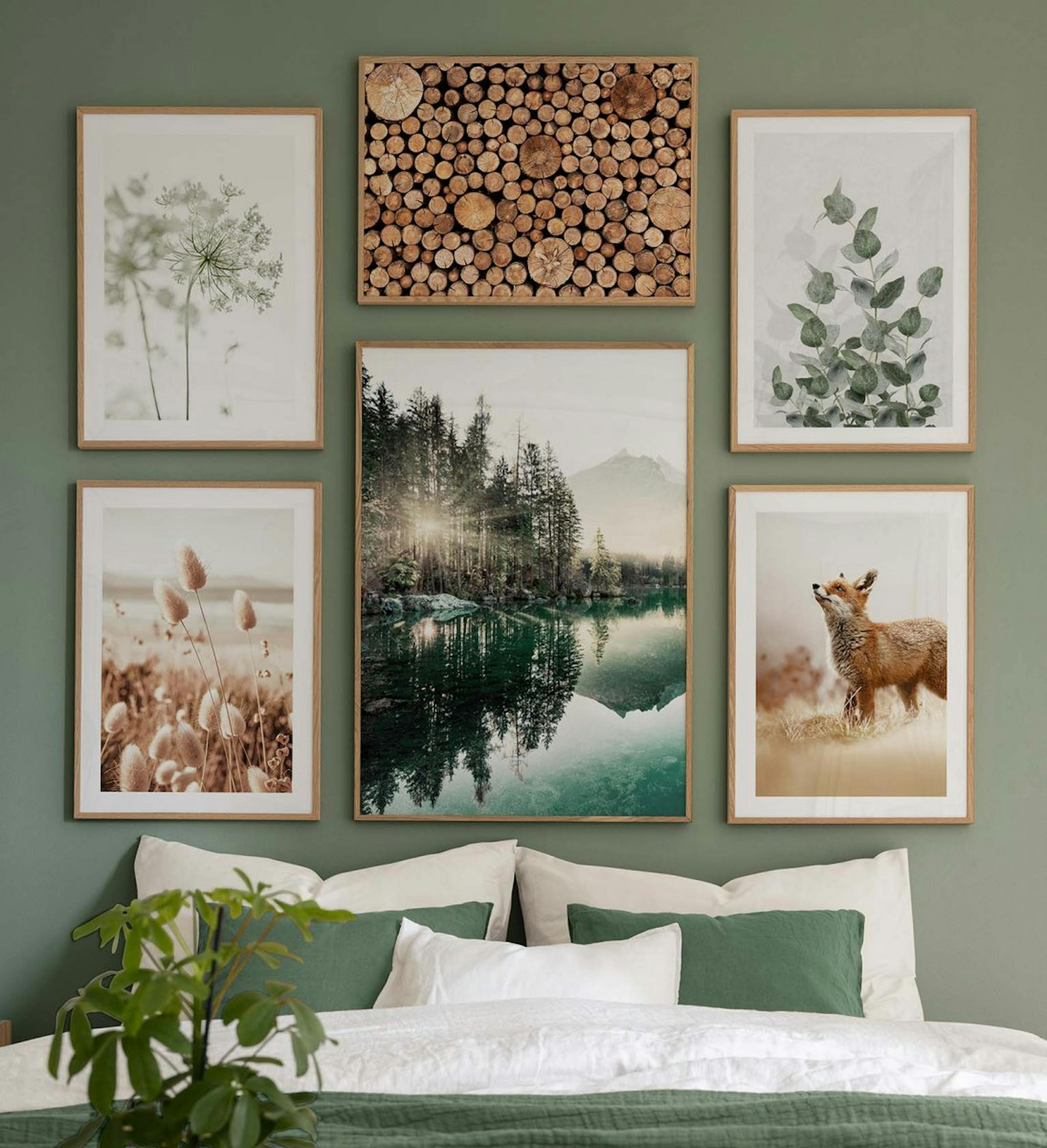 Nástěnná galerie s fotografiemi krajiny a zvířecími potisky s dubovými rámečky do ložnice, dodávající pocit blízkosti k přírodě.