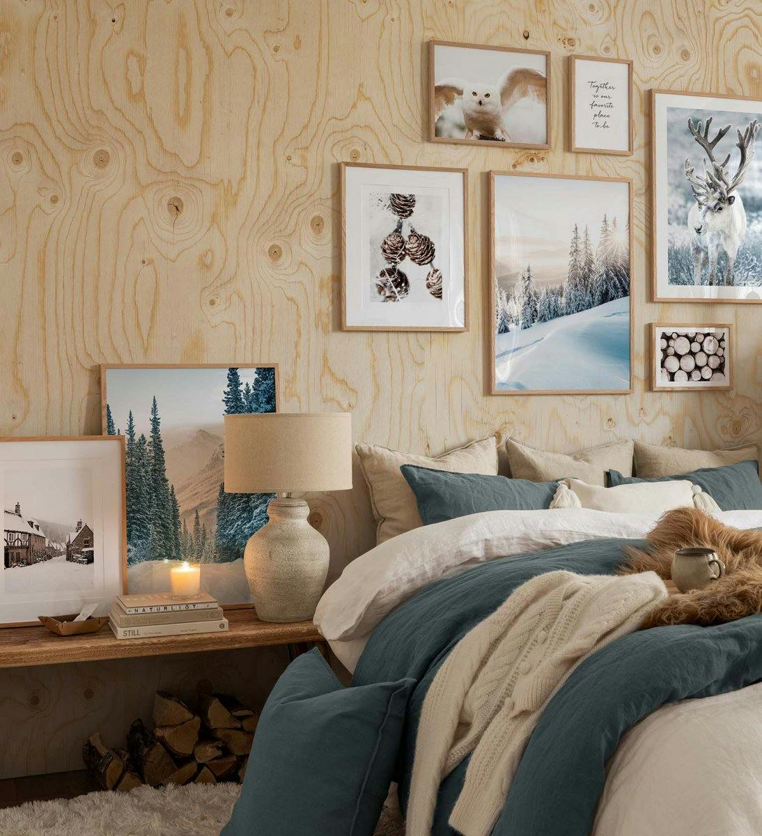 Galerijní stěna se zimními plakáty v bílé, hnědé a zelené barvě v kombinaci s potisky citátů s dubovými rámy do ložnice