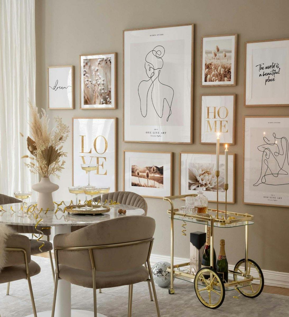 Modern line art gallerivägg kombinerad med naturtryck i beige och gyllene citataffischer med ekramar för matsalen