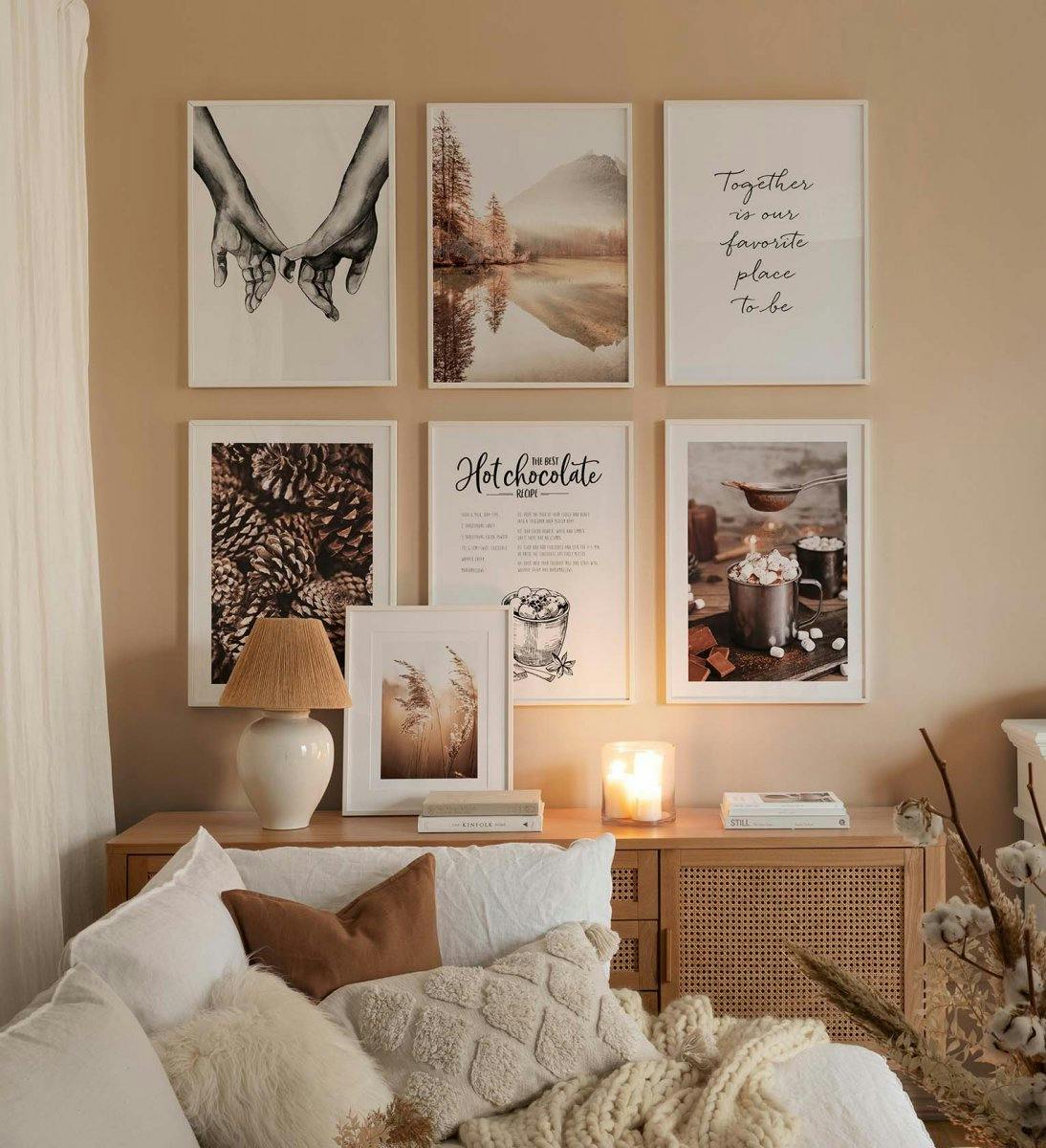 Monokrom gallerivägg med vita träramar kombinerat med vinter- och naturtryck i brunt och beige för vardagsrummet