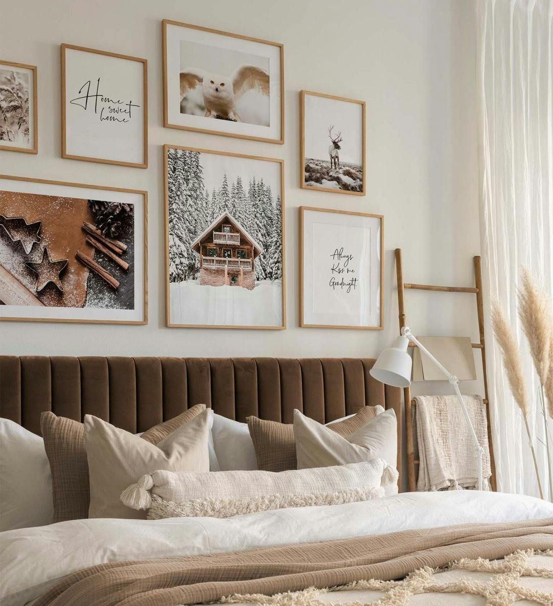 寝室用のオークフレームと茶色、白、黒と白の引用符で冬のプリントが飾られたギャラリーの壁