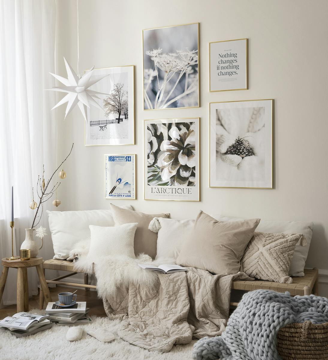 Convierte tu salón en un paraíso invernal con esta galería de pared en tonos blancos y beis con marcos dorados.