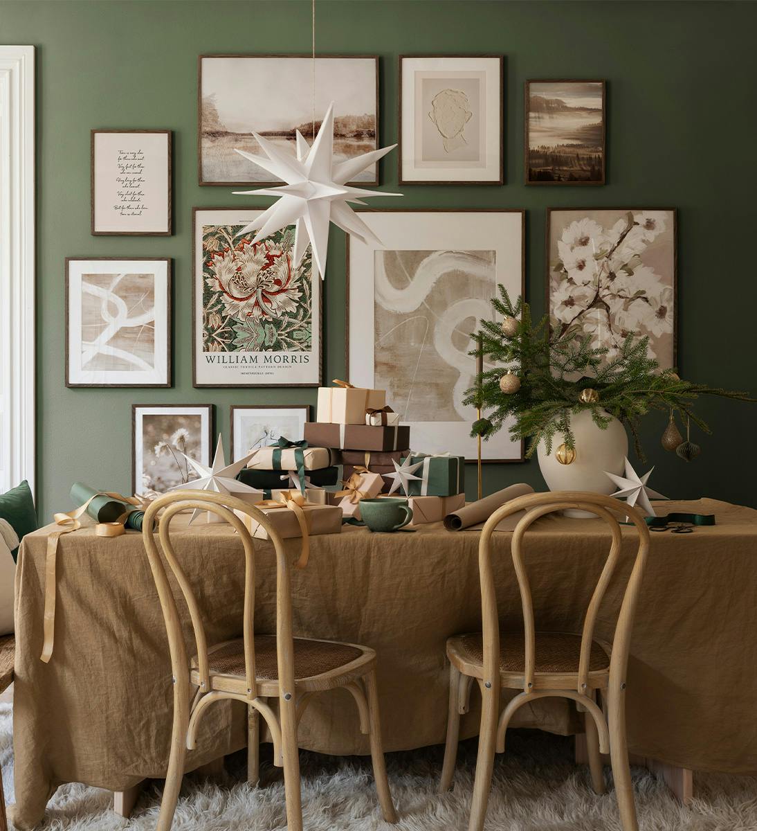 Preparati per le festività con stile! Decora la tua cucina con questi festosi poster in cornici di legno scuro.