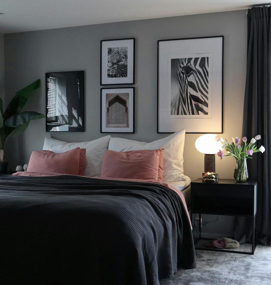 Schlafzimmer Bilderwand schwarz-weiße Poster Marrakesch Schwarze Holzbilderrahmen