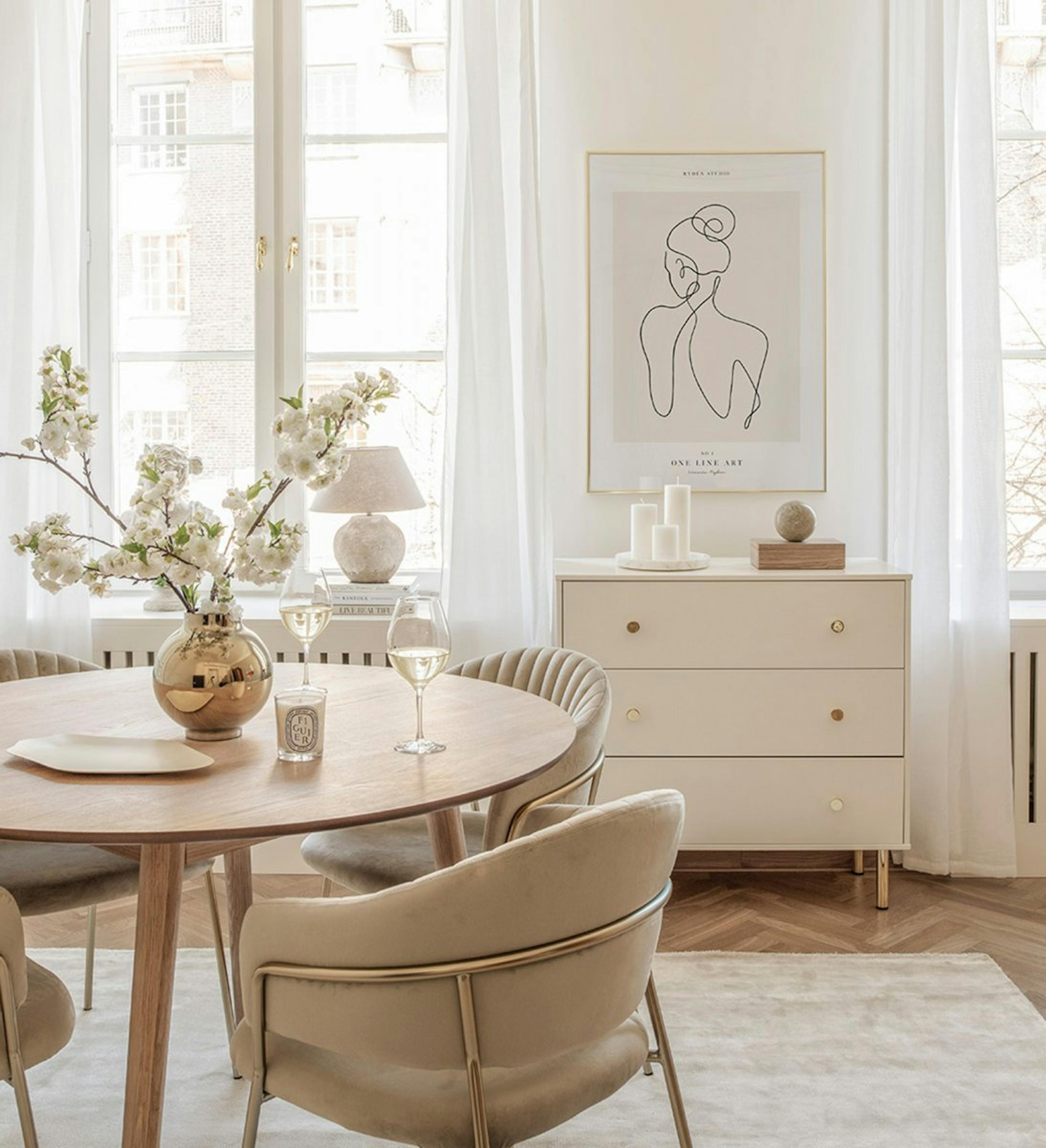 Egyszerű és divatos galériafal modern poszterrel, vonalakkal és formákkal, arany kerettel a nappalihoz