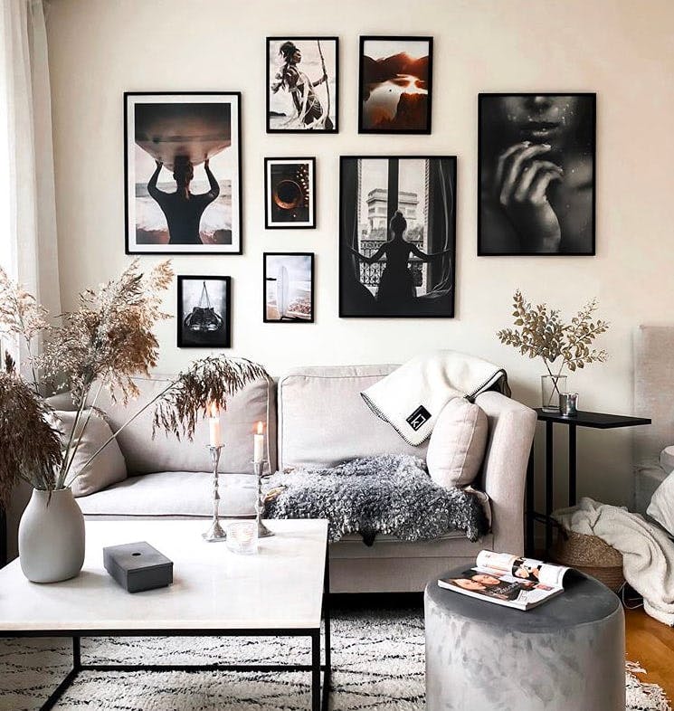 Černé dřevěné rámy na obrazy na stěně obývacího pokoje
