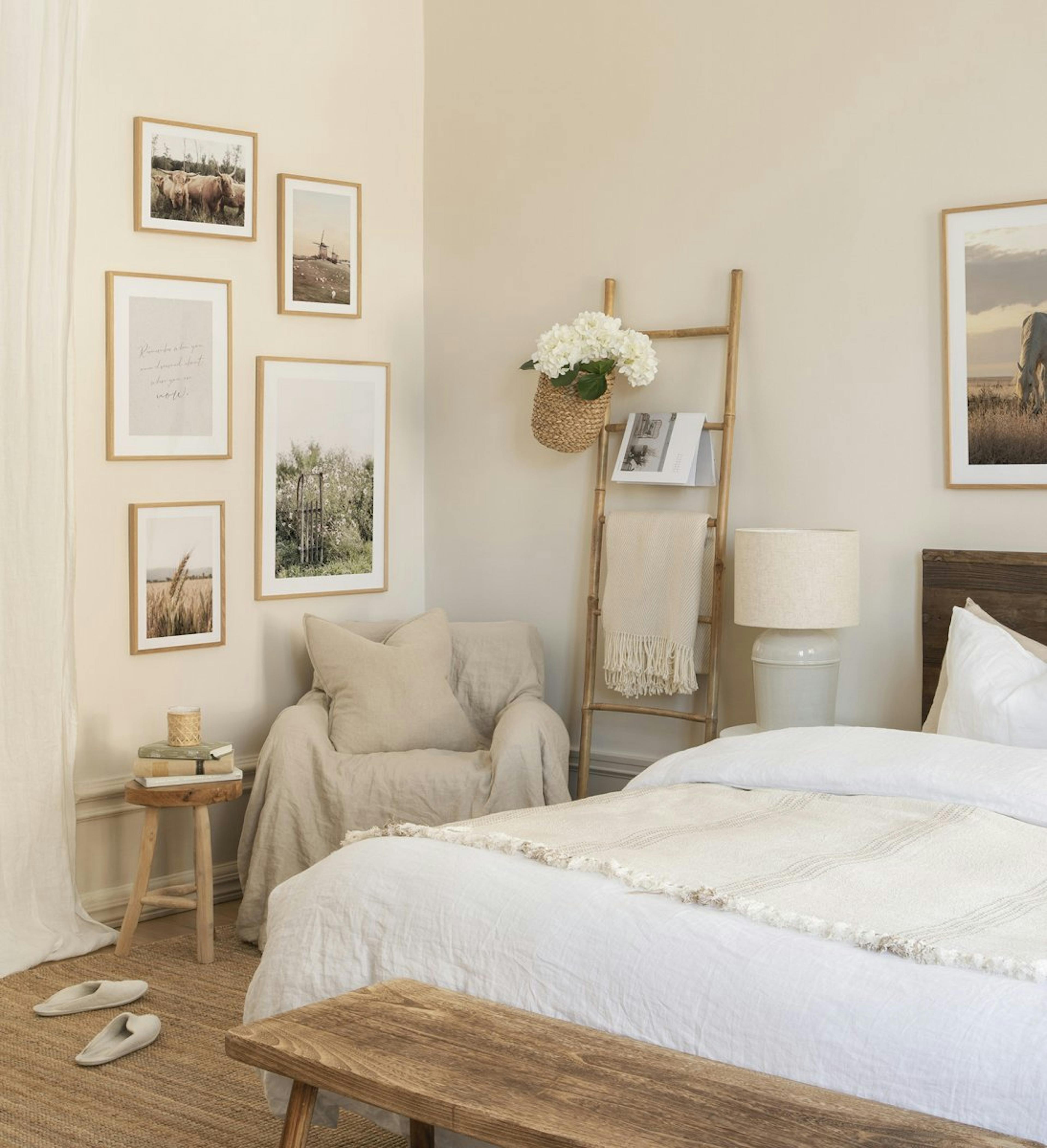 Zachte fotowand met natuurposters in bruin en beige met eikenhouten lijsten voor de slaapkamer