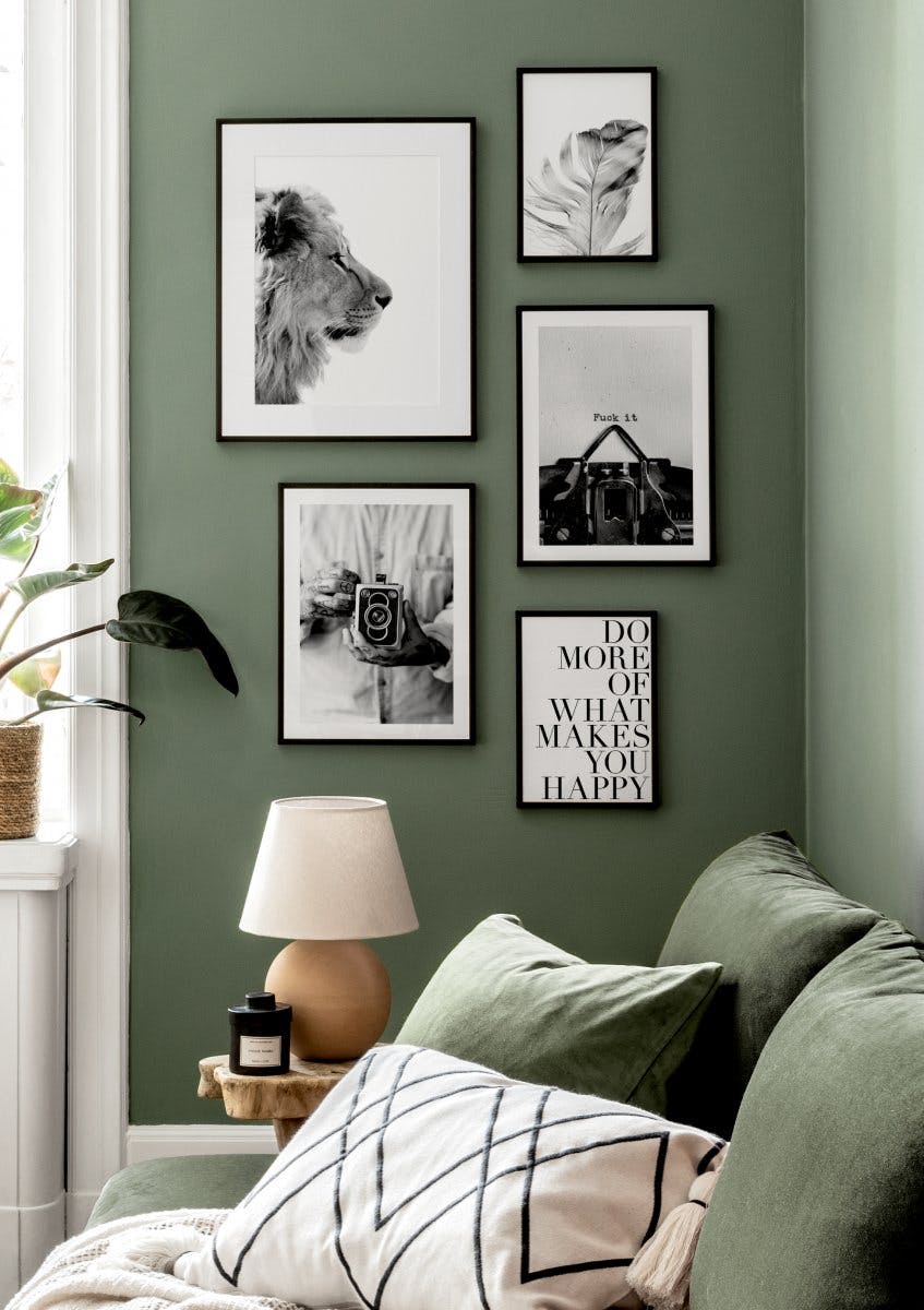 Incantevole galleria a parete con poster bianco e nero e vintage