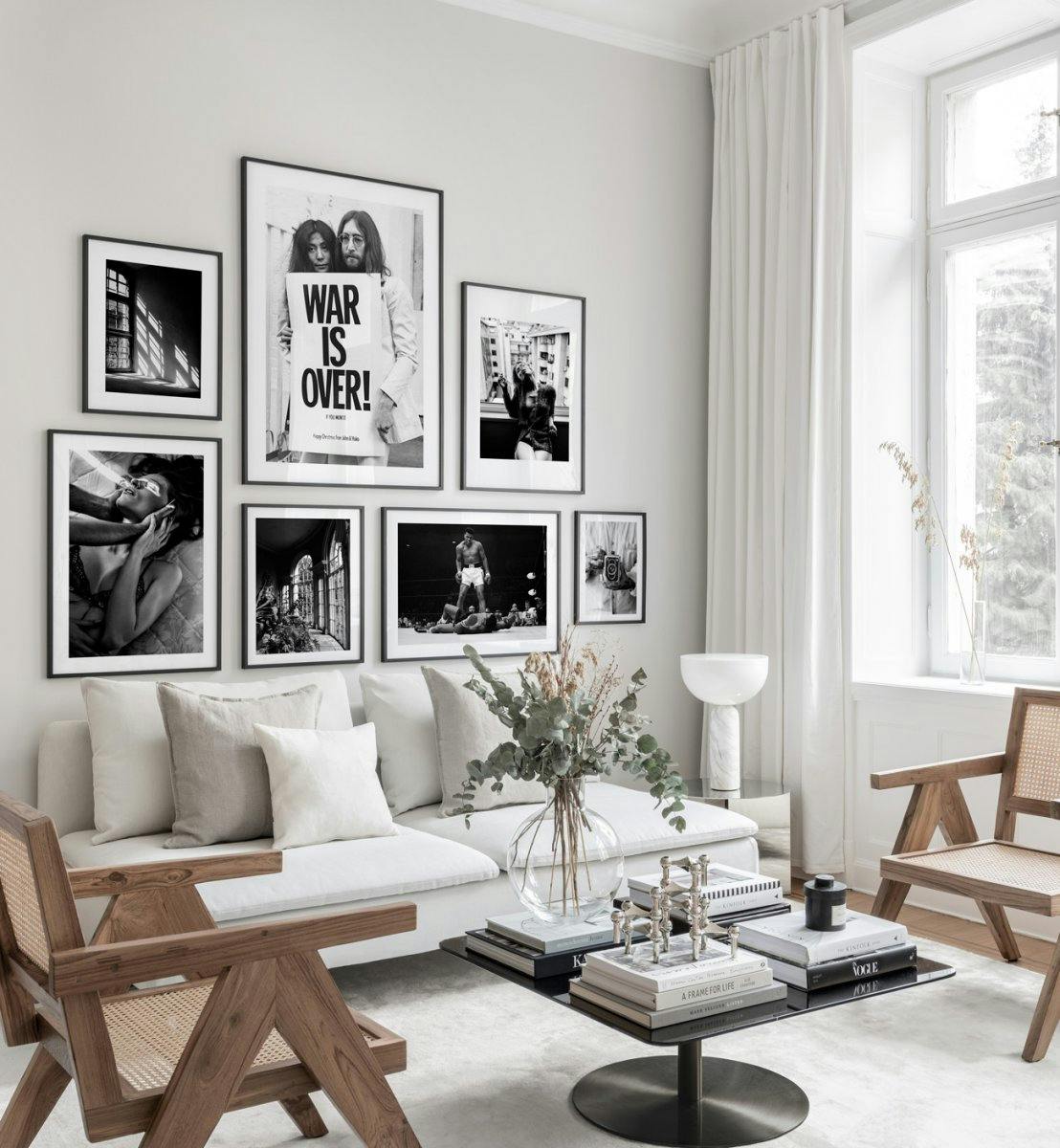 Gallery wall in bianco e nero con poster fotografici e cornici nere