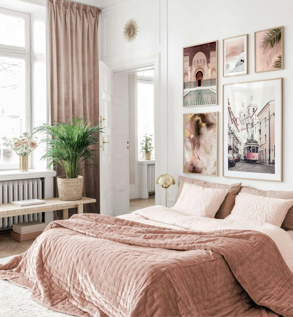 Elegante galleria a parete con poster artistici in toni rosa