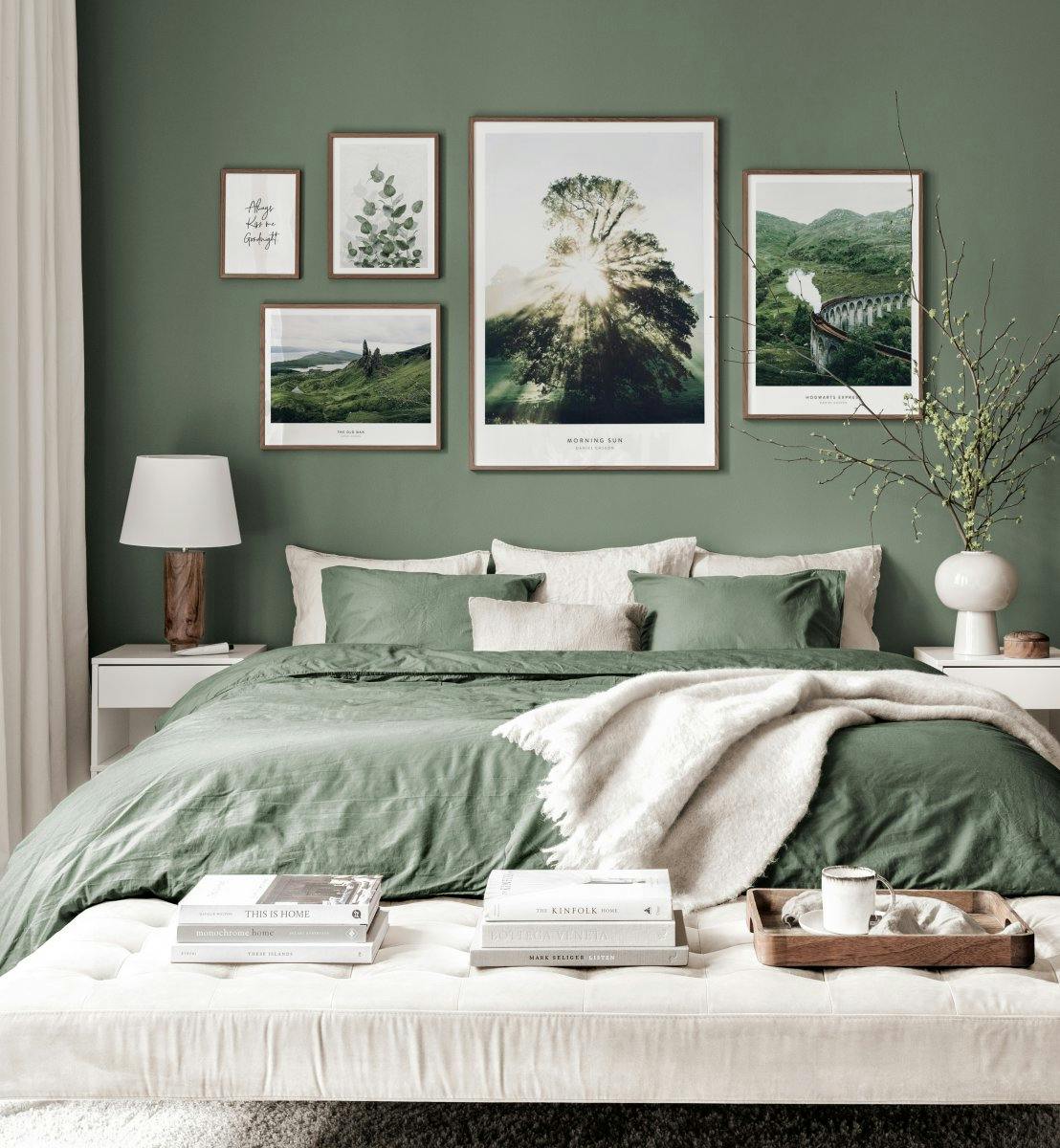 لوحات جدار التصميم الداخلي على الطراز الاسكتلندي لوحات الطبيعة الخضراء مع إطارات الجوز.