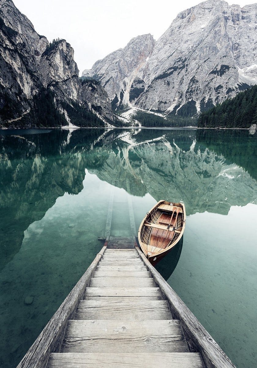 لوحة لصورة قارب في البحيرة 0