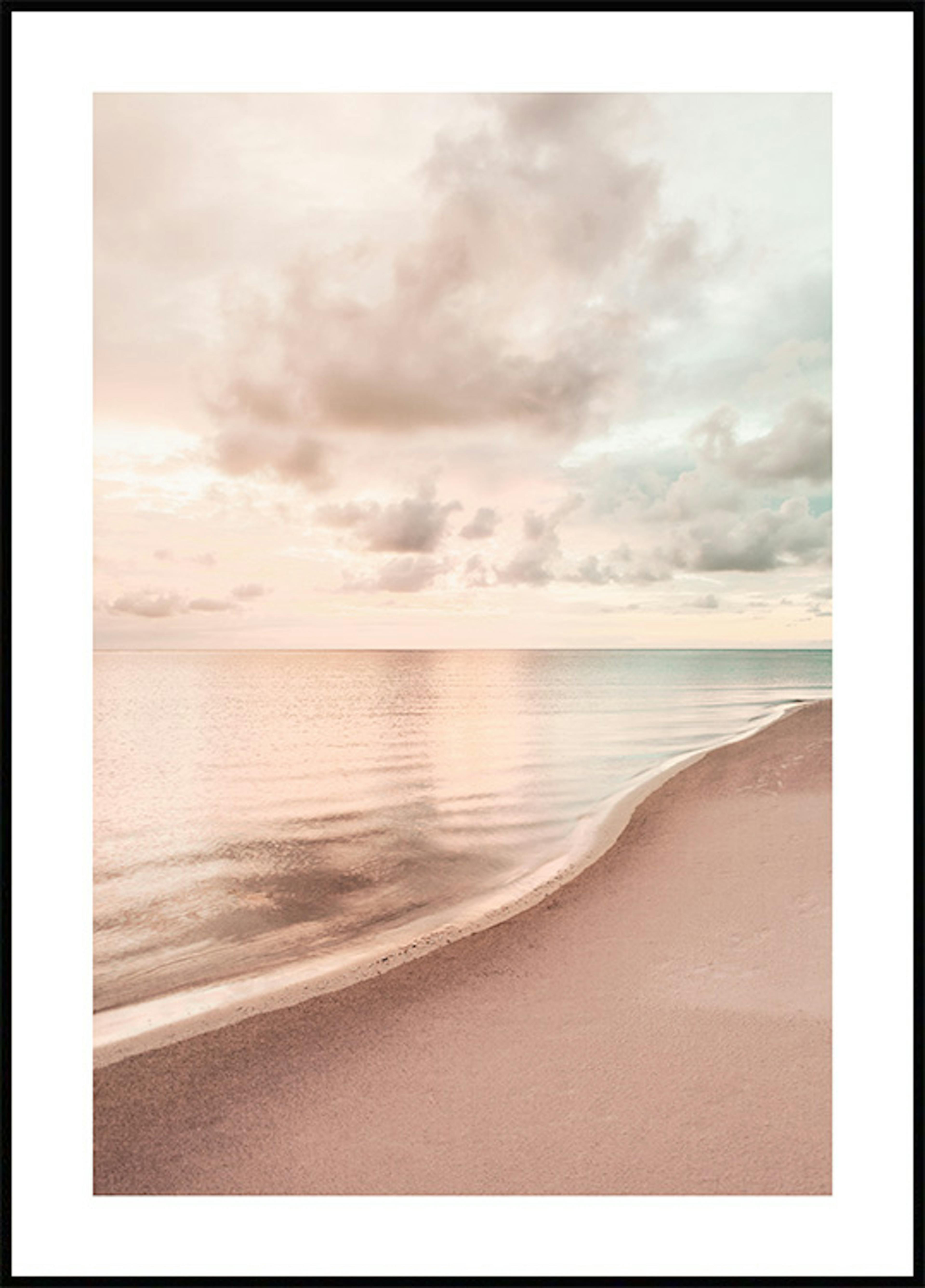 静かなビーチと夕日ポスター 0