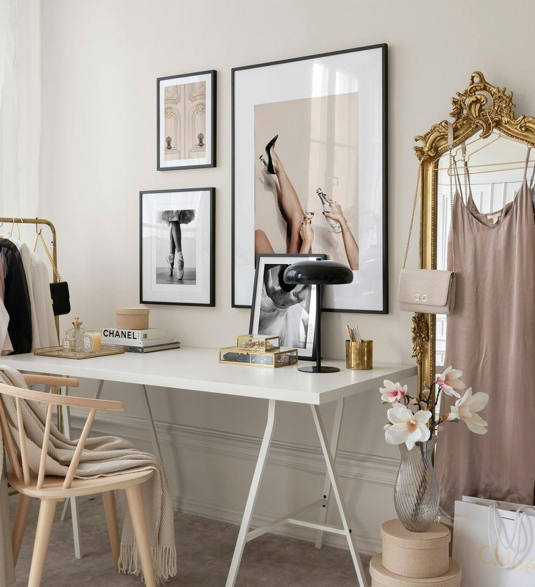 Galerie foto perfectă pentru biroul de acasă la modă. Imprimeuri statement cu rame din lemn negru. 