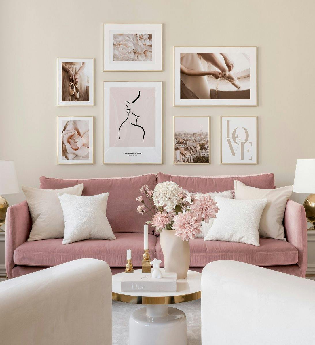 Stilren tavelvägg för vardagsrummet i rosa toner med gyllene ramar.