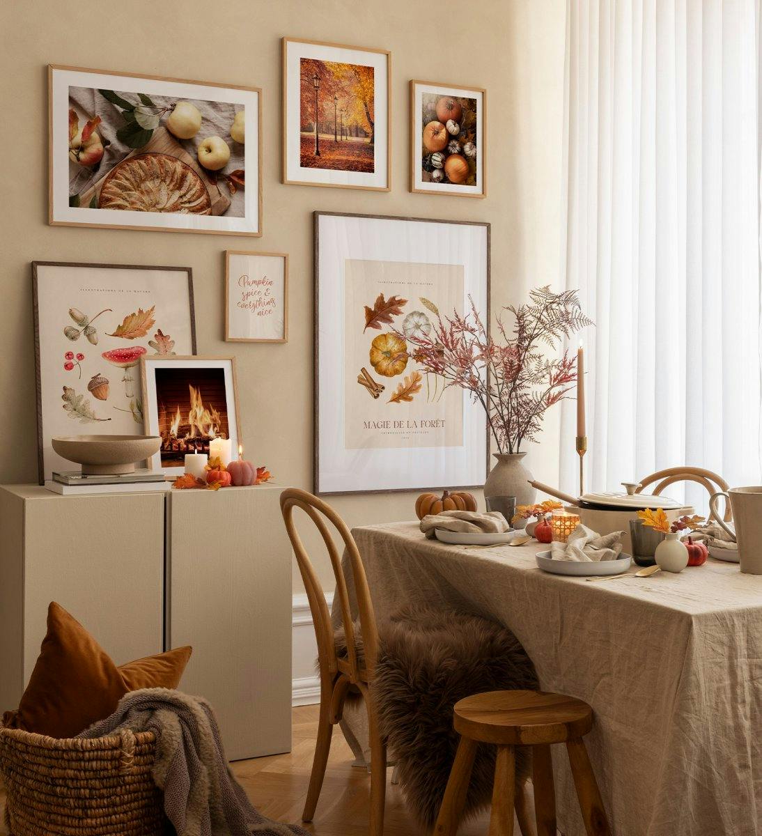 Proměňte svůj obývácí pokoj v útulný prostor s touto nástěnnou galerií, nádherně vystavenou v dubových rámech!
