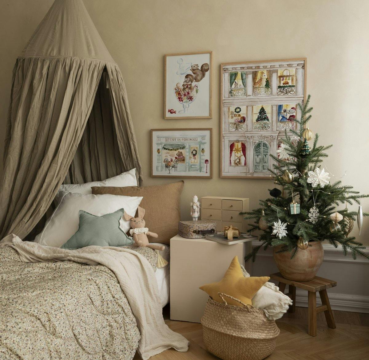 Galería de pared navideña con marcos de roble, ideal para alegrar un dormitorio infantil. 