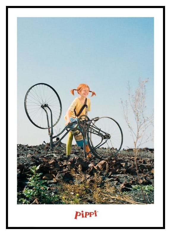 Pippi Långstrump och hennes cykel Poster (30x40 cm) - Poster Store