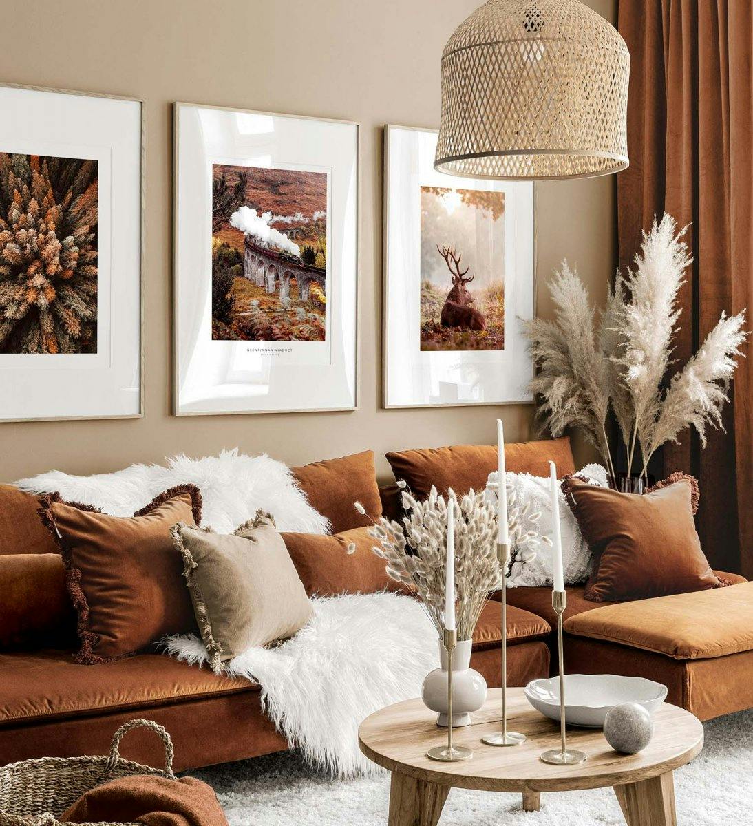 Oransje og brun gallerivegg med inspirasjon fra høsten med eikerammer til stue