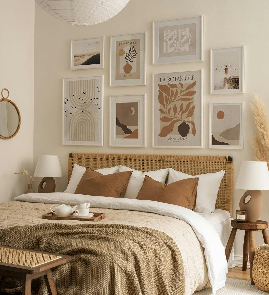 ベージュとブラウンのモダンなギャラリーウォール、抽象的なアートプリント、寝室にはホワイトの木製フレーム