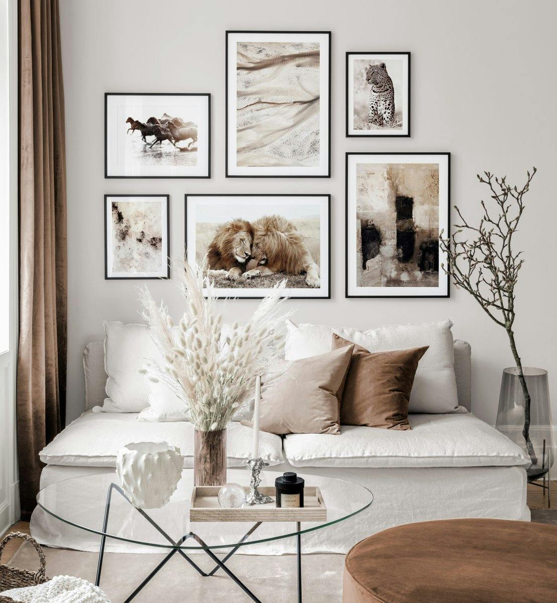Bruine fotowand met dieren posters en abstracte posters in zwart houten fotolijsten