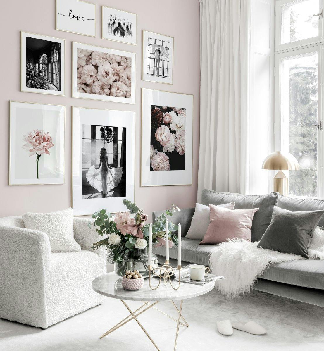Galleria a parete dai toni rosa con poster floreali e cornici dorate