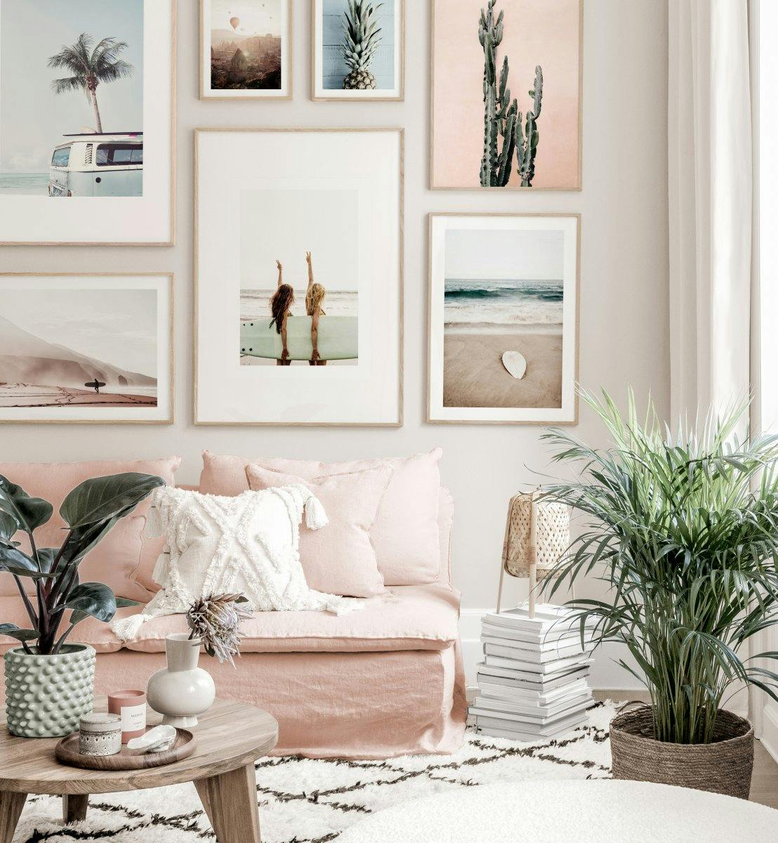 Sommerliche Bilderwand Strand Poster Surfer Style rosa-weißes Interior Eichenrahmen