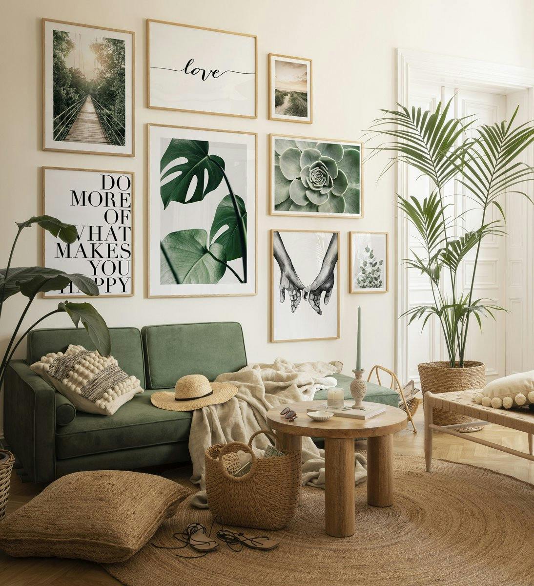 Natur og tropisk gallerivegg i grønt med eikerammer for stue