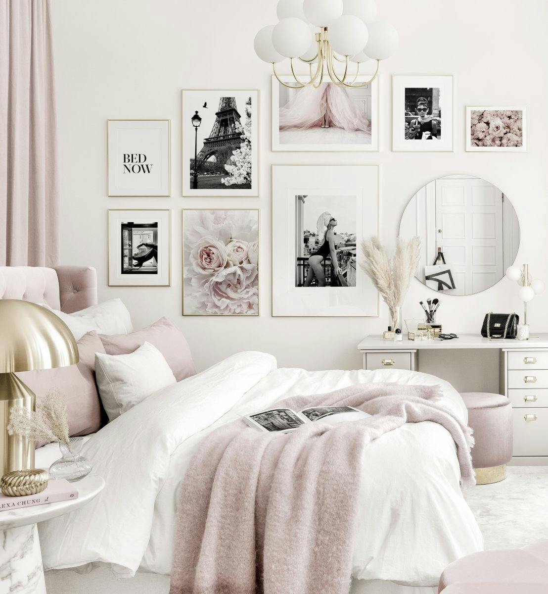 Elegancka galeria obrazow rozowo biala sypialnia czarno-biale plakaty zlote ramki
