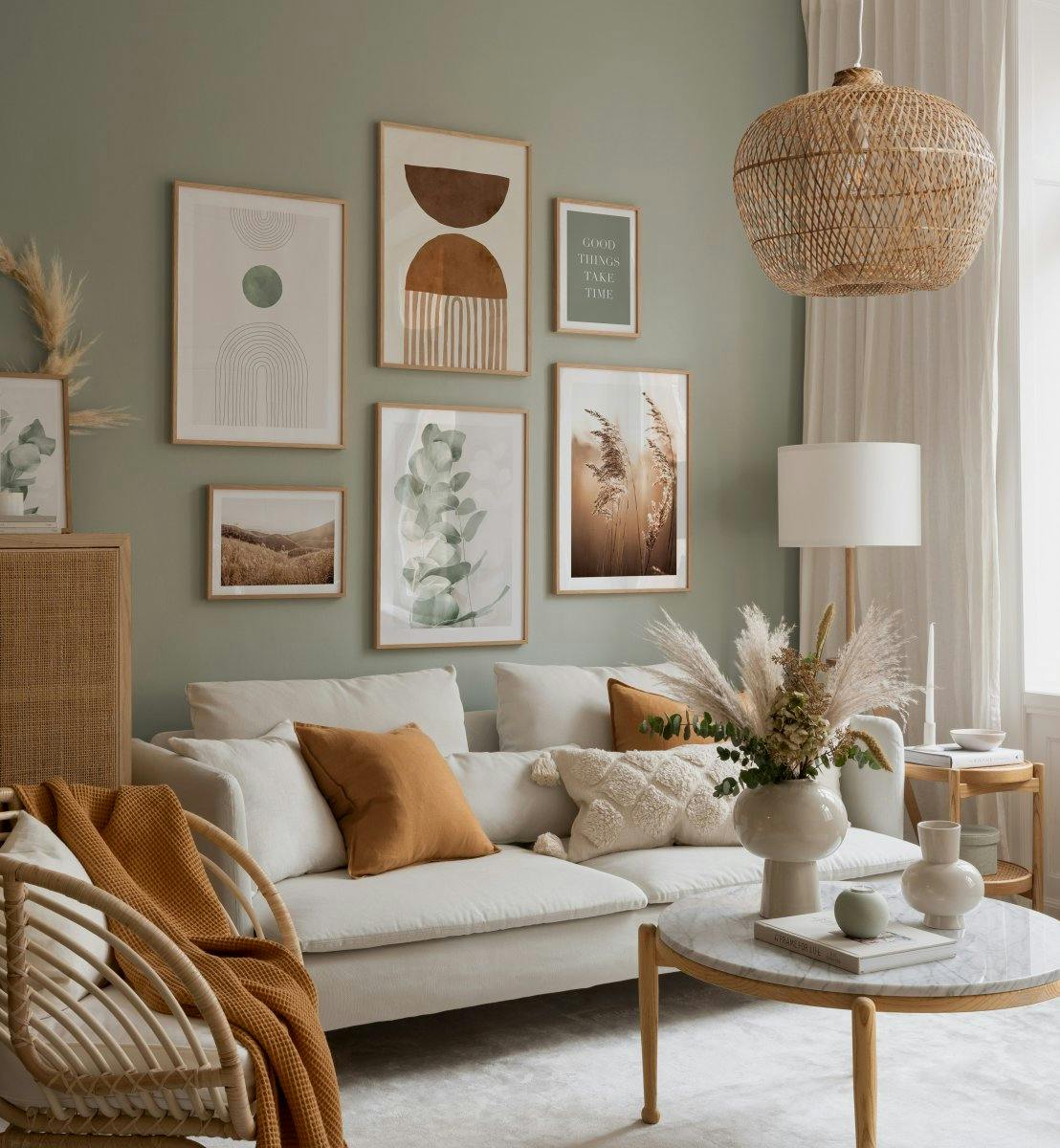 Arte astratta, citazioni e fotografie in colori sobri per il soggiorno