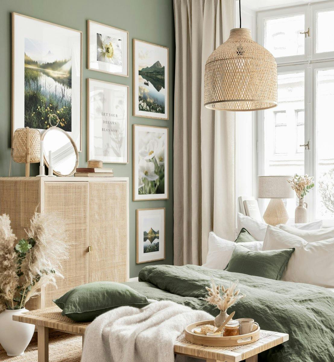 Veerkrachtige bloemige fotowand muur decoratie groene slaapkamer eiken fotolijsten