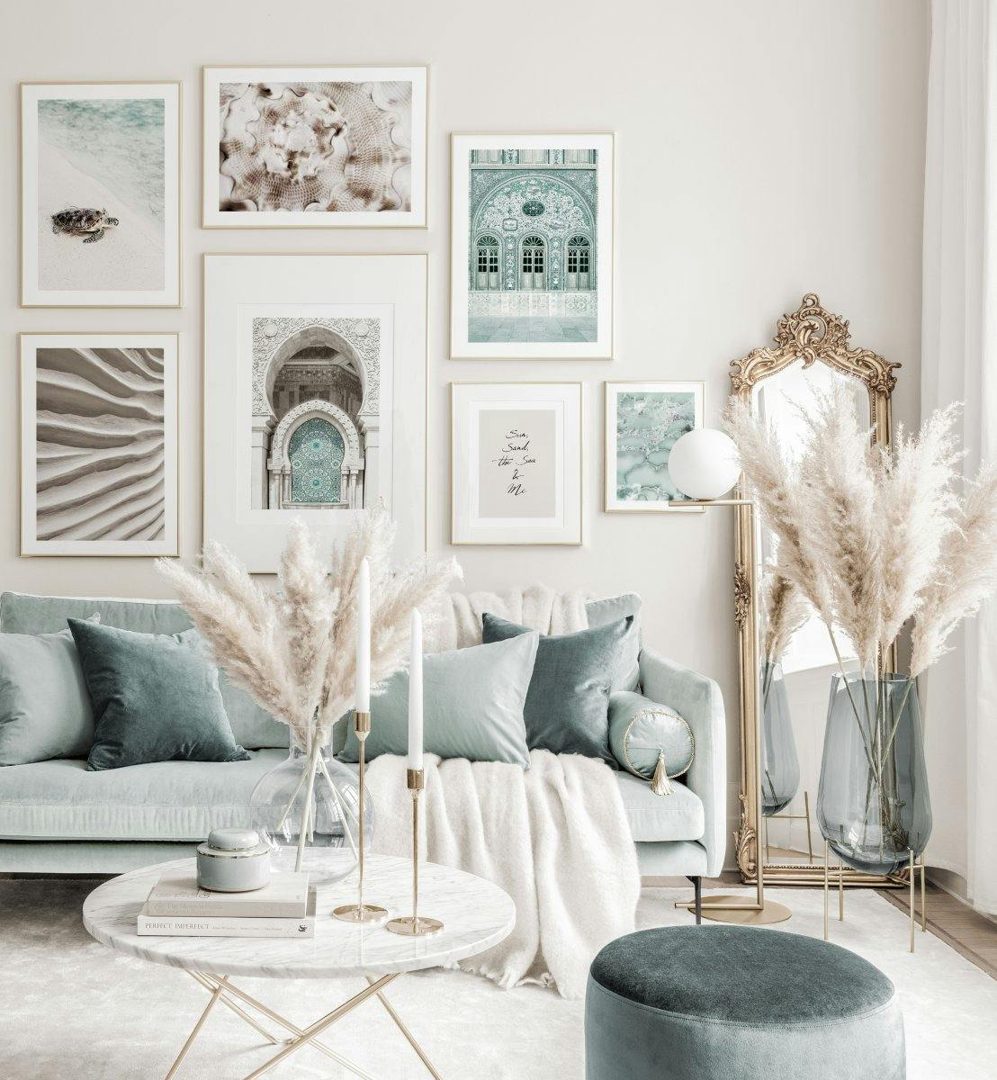 Modrý interiér obrázky léta a zlaté rámy