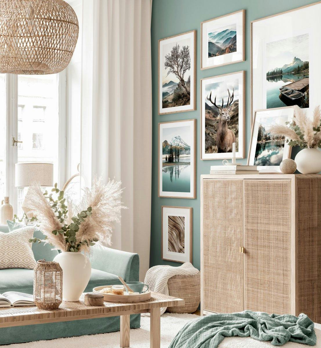 Stěna obývacího pokoje zelený interiér dubové fotorámečky