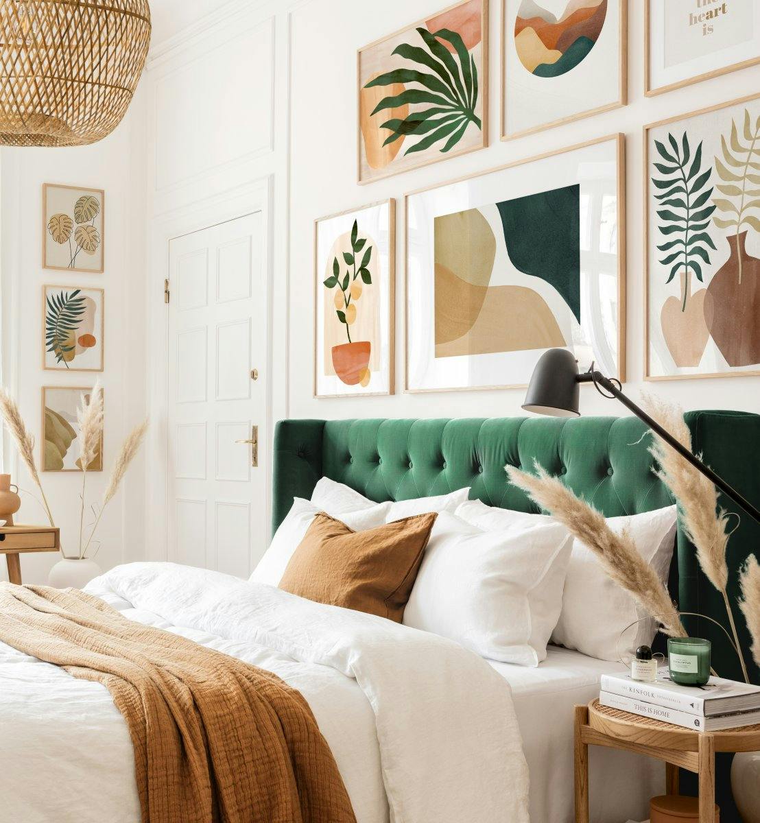 Zemité barvy interiéru bohu styl ložnice dubové fotorámečky