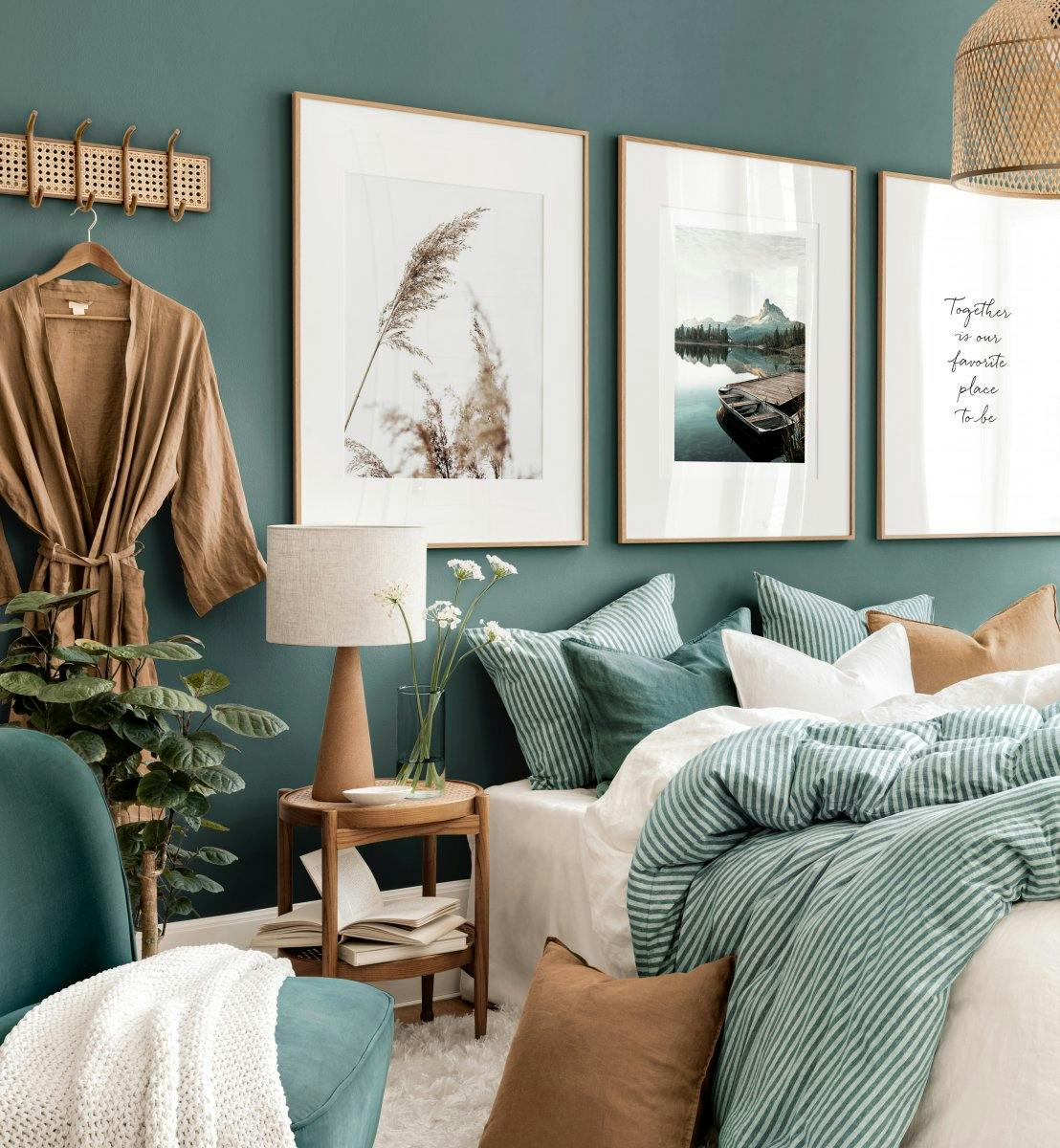 自然と調和 ナチュラルスタイル ギャラリーウォール ウォールデコ ベッドルーム おしゃれな部屋 緑ベース 寝室 ポスター