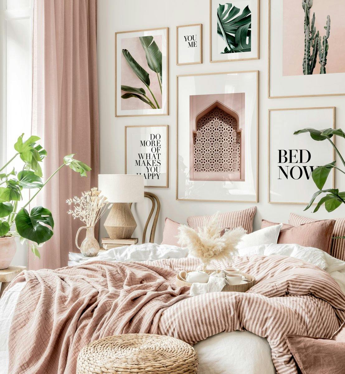 グリーン ピンク ギャラリーウォール ボタニカル ナチュラル ベッドルーム かわいい部屋 おしゃれな部屋 ピンクベース