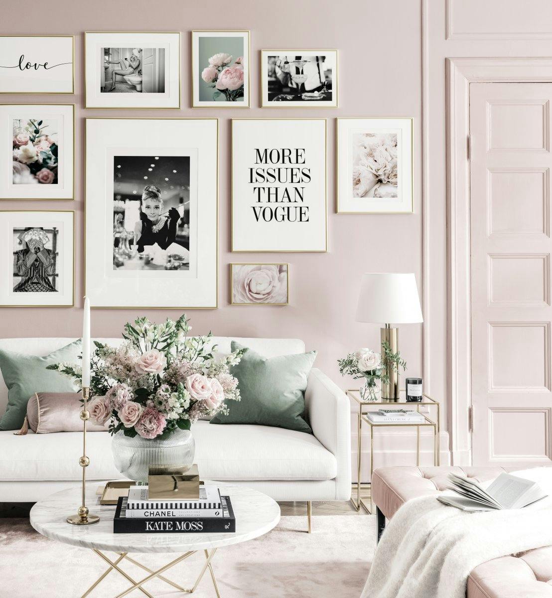 Galleria a parete alla moda dai toni rosa con poster bestseller e cornici dorate